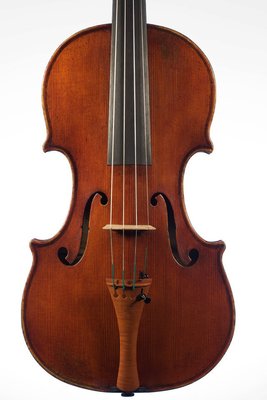 Daniele Ciaccio violino Bergonzi tavola.jpg